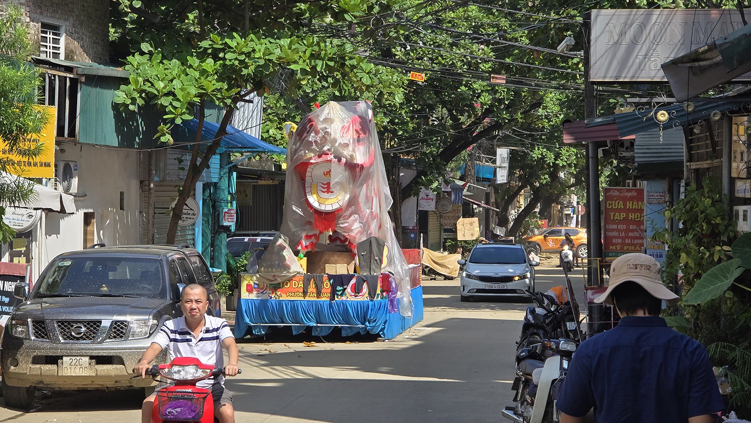 Đoàn xe đèn lồng khổng lồ ở Tuyên Quang 'nằm bất động' trong bão lũ
