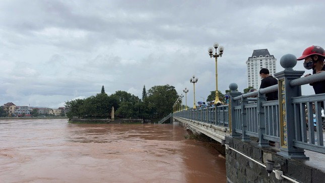 Nước sông Kỳ Cùng lên cao chưa từng thấy, người dân trắng đêm chạy lũ
