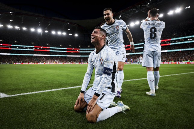 Ronaldo chạm mốc 900 bàn, tạo kỷ lục vô tiền khoáng hậu
